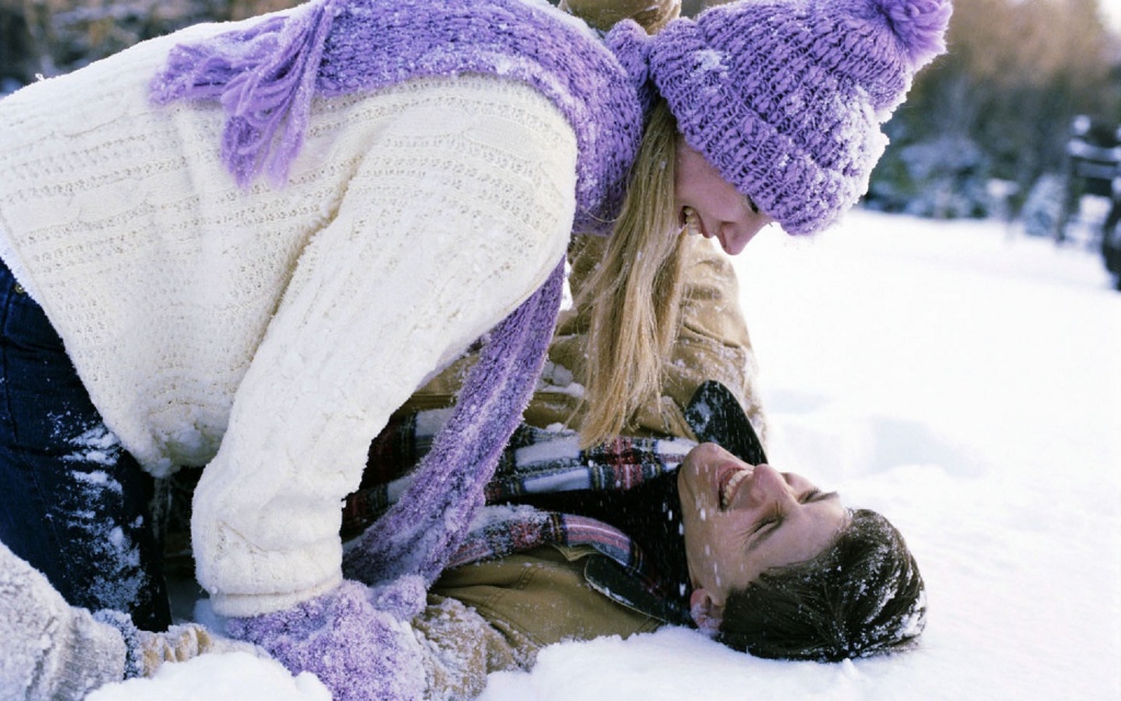 Happiest-couple-romance-in-snowfall.jpg