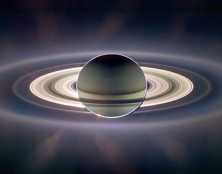  Сатурн, проходящий мимо Солнца. Это комбинированное изображение, составленное из 165 фотографий, сделанных в течение 3 часов.
